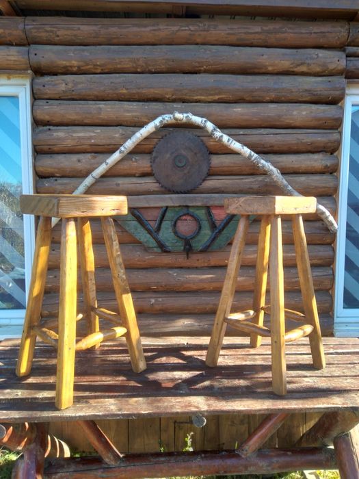 Scaune bar din lemn.