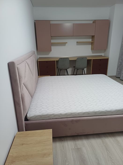 Închiriez apartament.
