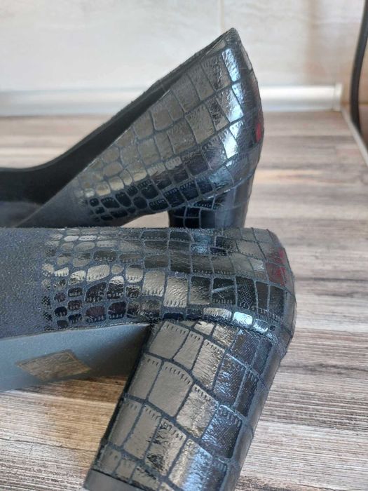 Нови елегантни обувки на дебел ток номер 40