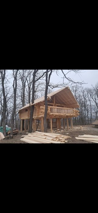 Case din lemn rotund,caba si mobilier de gradina