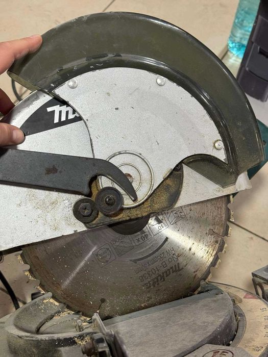 Продавам Настолен Циркуляр Makita MLS100