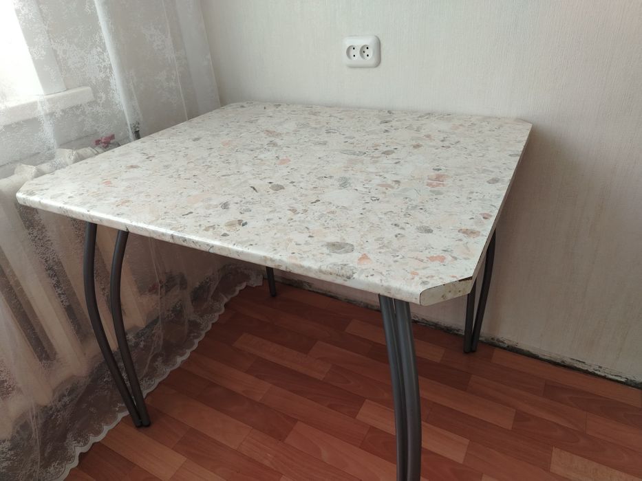 Продам стол и прихожую