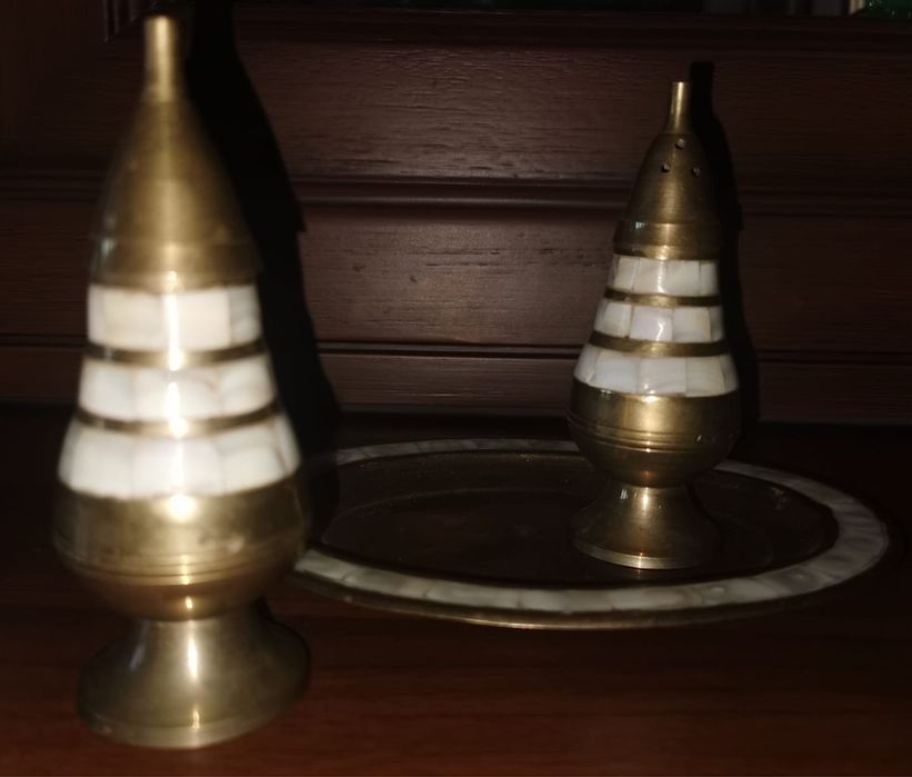 Антикварен Комплект месингови и седефени солници и пиперници