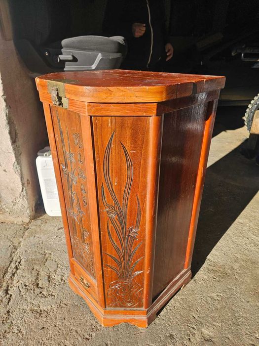 Старинен шкаф / диспенсър за насипни продукти.