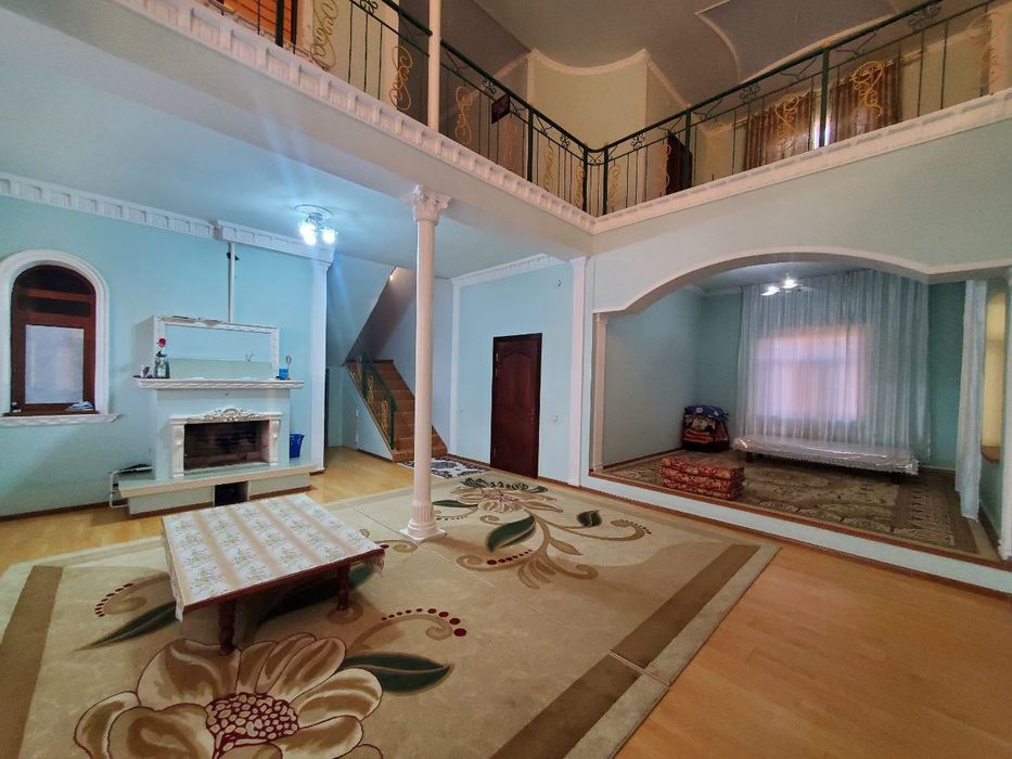 Pishiq gishtdan qirilgan uy 9 taxona 2 ta zal