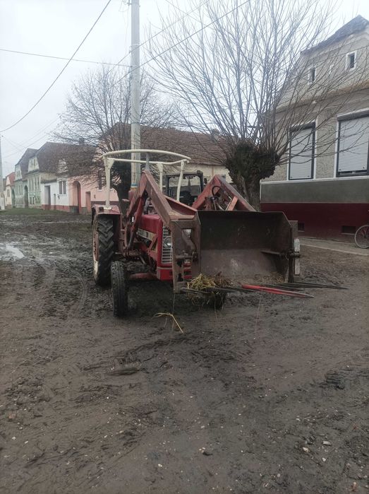 Vând tractor international 423
