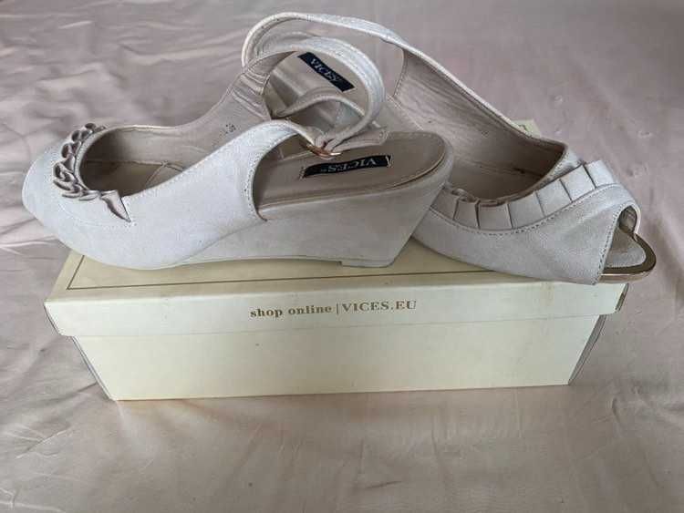 Дамски бежови сандали