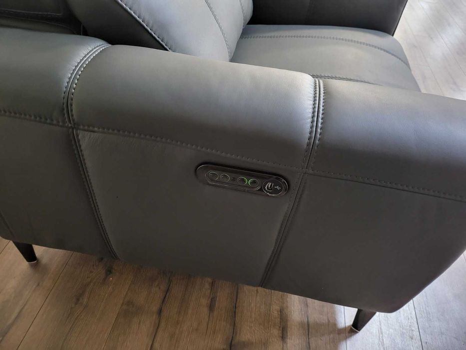 Тъмно сив кожен фотьойл с електрически релаксиращ механизъм