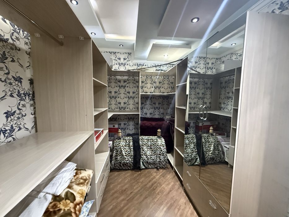 Продается 4х квартира заходи живи в Центре города ( на против УВД)