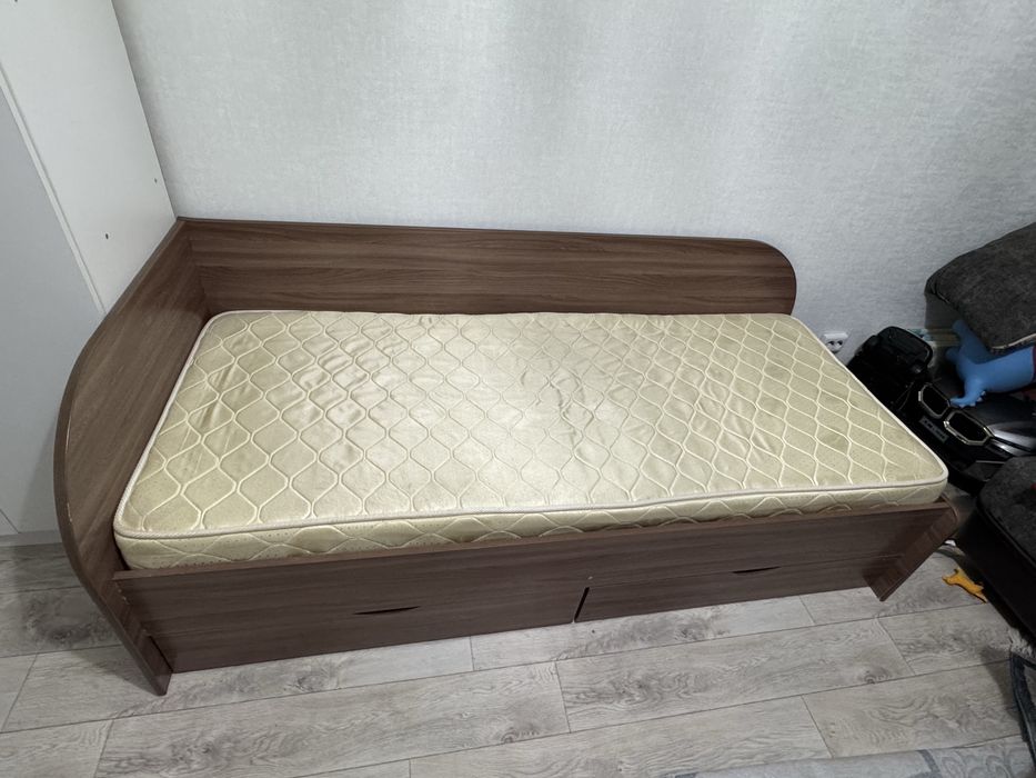 Продам кровать с матрасом