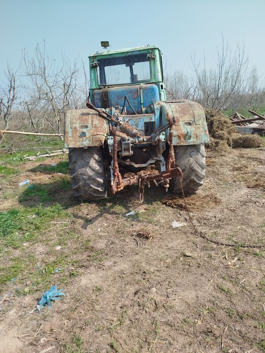 T 150 Traktor sotiladi