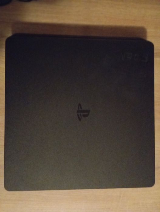 Playstation 4 с един контролер и 7 броя игри