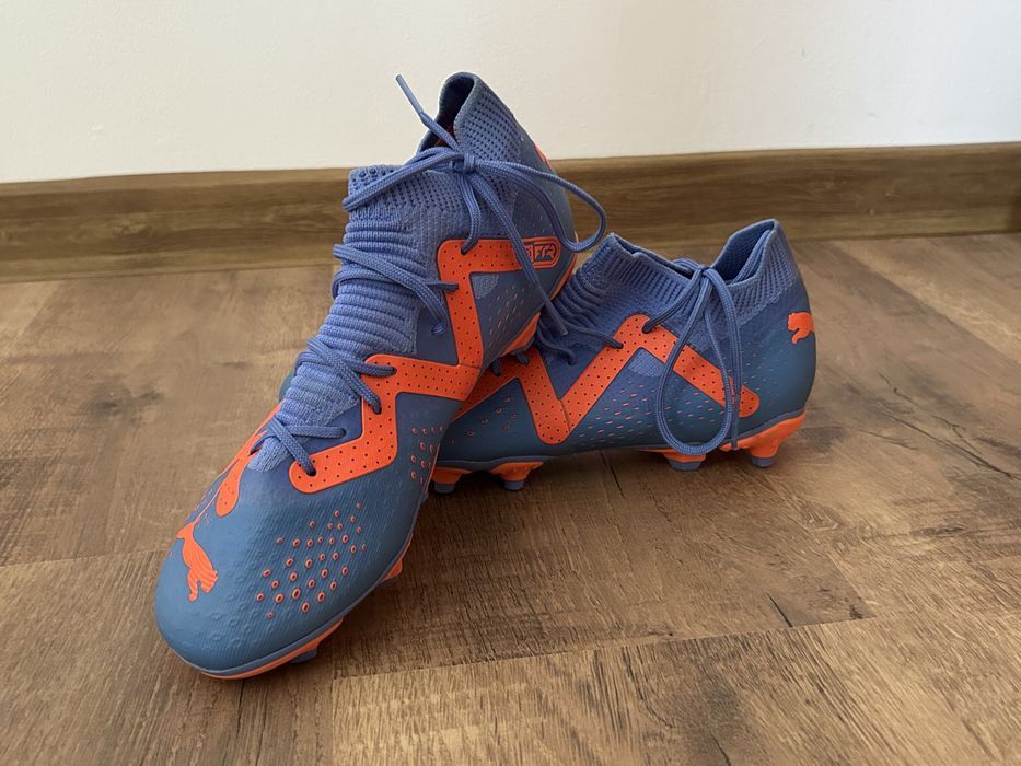 Vând ghete fotbal puma future