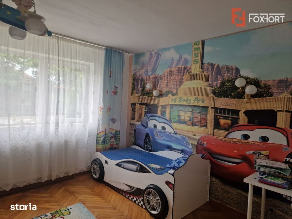Casa individuala cu 9 camere, in Mosnita Noua, zona centrala