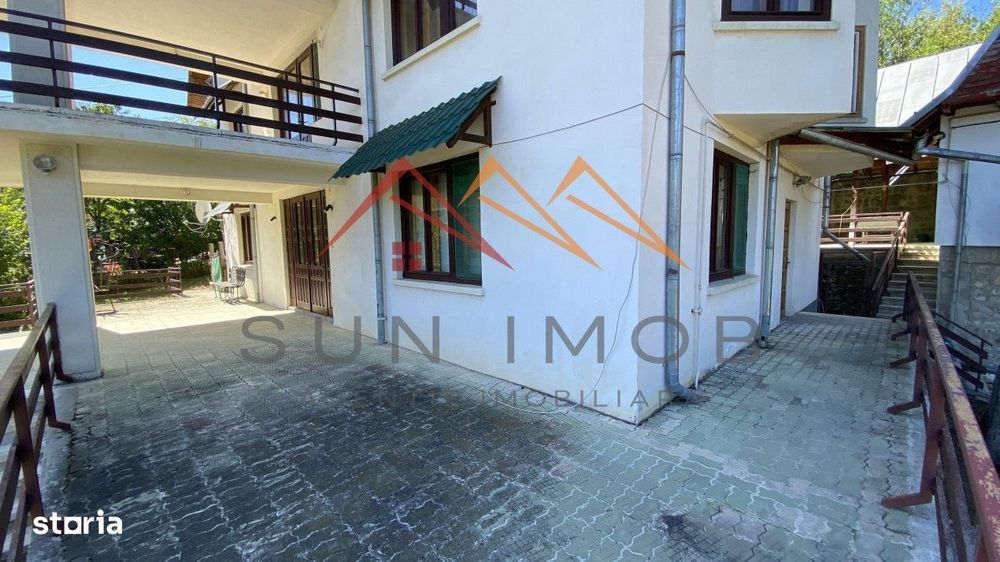 Vila de vanzare, teren 3100 mp, 7 camere, 6 grupuri sanitare, 3 CT, an