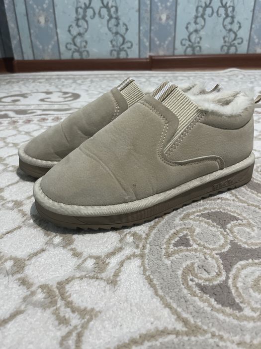 Бежевое уги с мехом