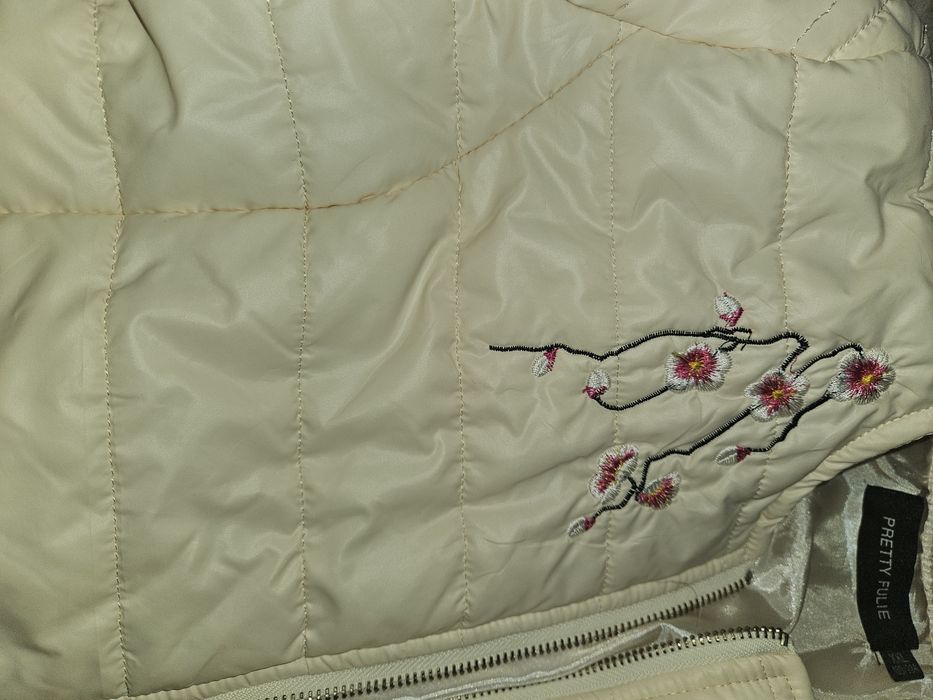 Vand geaca subtire de dama, din fas crem cu broderie S/M