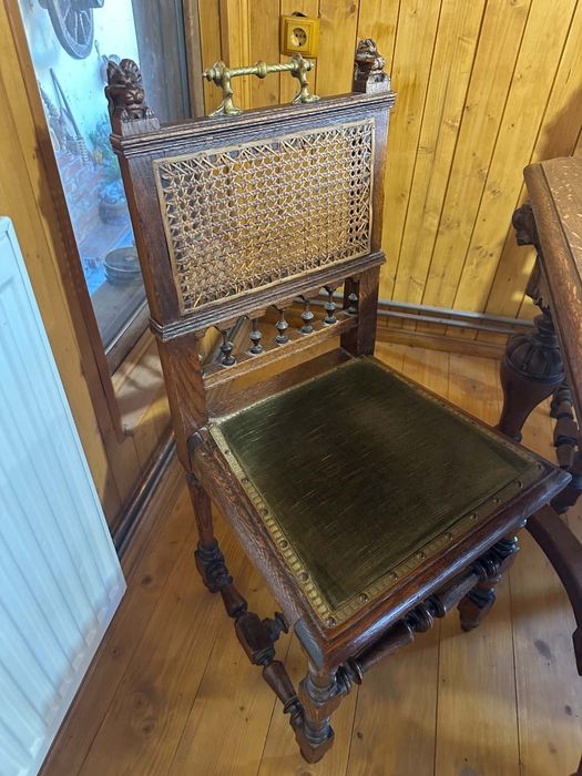 Masă din stejar cu patru scaune.