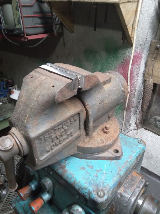 Продам тиски средние