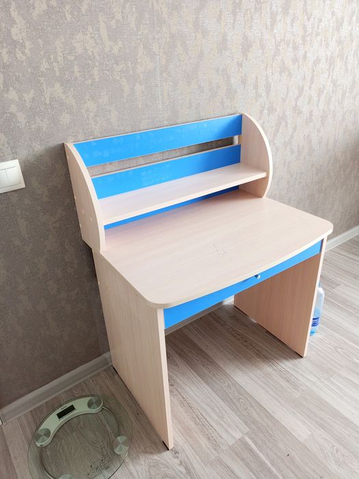 Продам детский стол