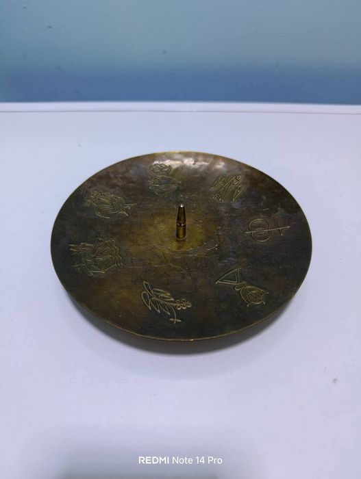 Бронзов свещник с гравирани християнски символи