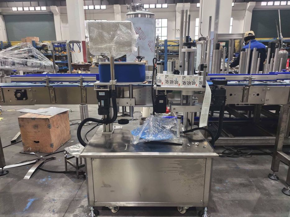 Suv qadoqlash liniyasi 0,5 1 1,5 litrli avtomat kompelkt