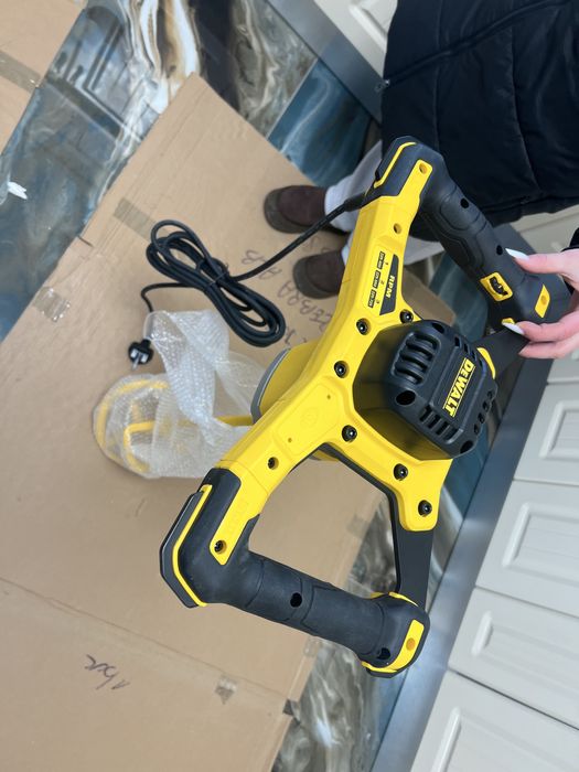 Acest mixer electric DeWalt DWD241-GB de 1800W