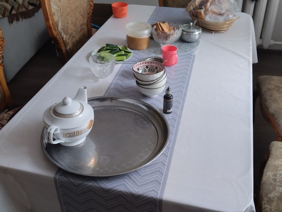 Продам стол,белого цвета