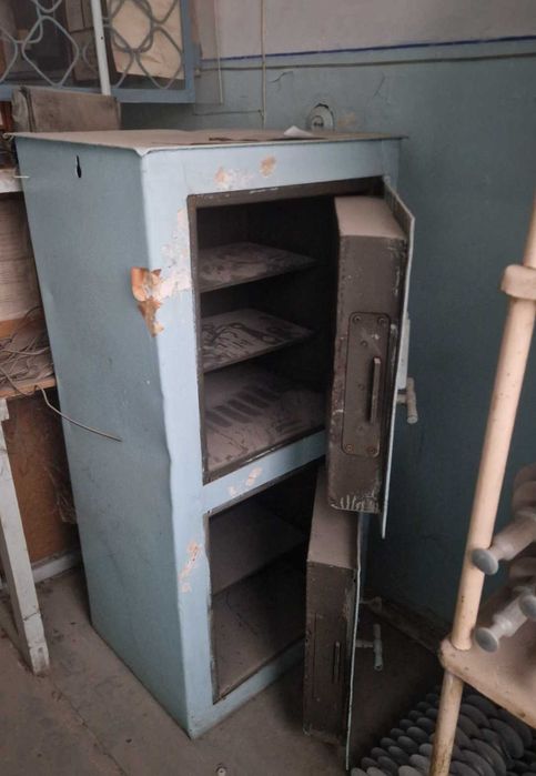 Советский  сейф и металлический шкафчик