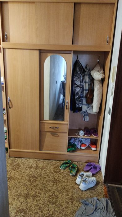 Шкаф в прихожую продам