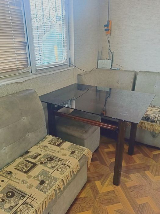 Уголок со столом и с пуфиками