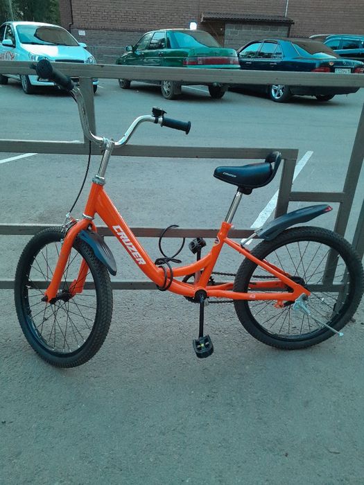 Продам велосипед каталась девочка.