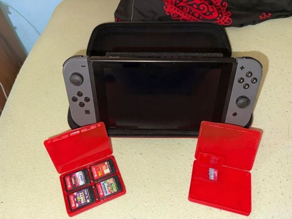 Nintendo Switch 1 folosit puțin cu 4 jocuri