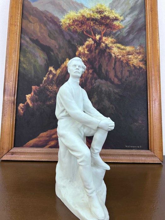 Продам фарфоровые статуэтки