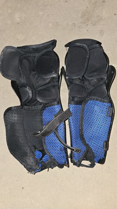 Хокеен екип: каска, ръкавици, налакътници, нагръдник, гащи,кори