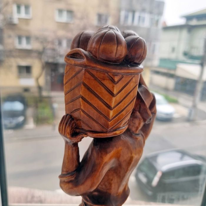 Sculptura statuie lemn lacuit ornament rustic barbat tinand cos