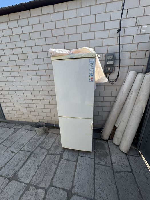 Продам холодильник двухкамерный Snaige