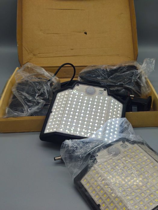 Соларни LED прожектори с датчик за движение – комплект от 2 броя