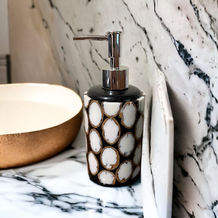 Диспенсъри за сапун от смола и дърво – ръчна изработка, която изпъква