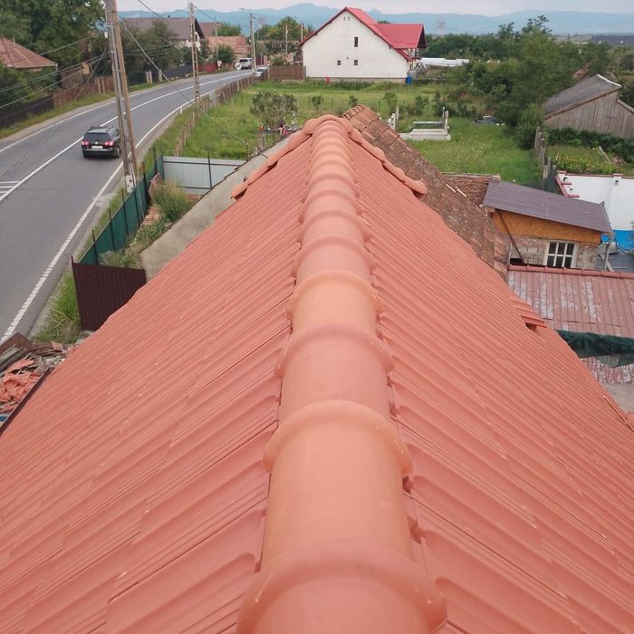 Expertiză în montaj țiglă metalică, reparații și renovări. Protejăm investitia ta cu profesionalism și termene exacte.