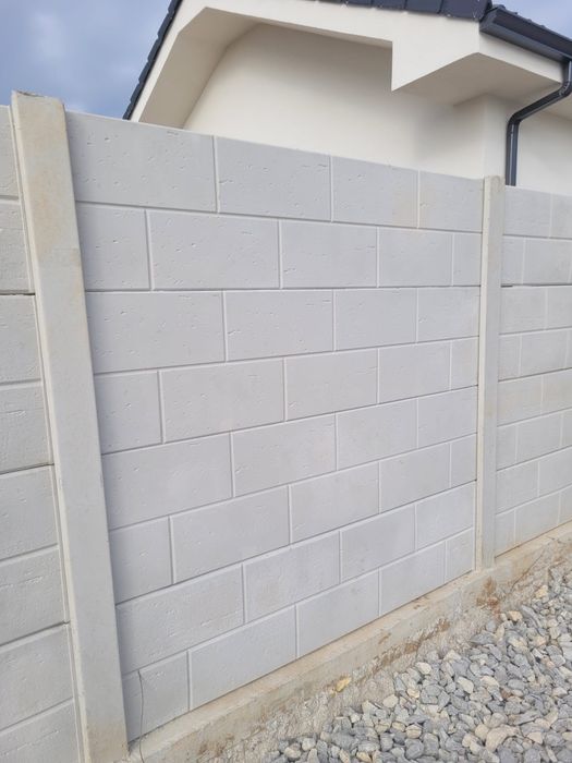 Împrejmuiri terenuri cu placi de gard, stâlpi, prefabricate din beton