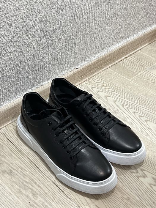Черные кожаные кроссовки