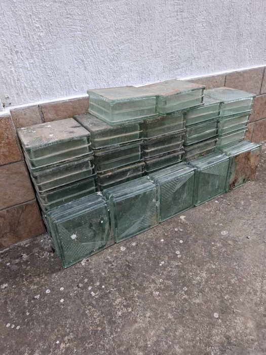 Продавам стъклени тухлички