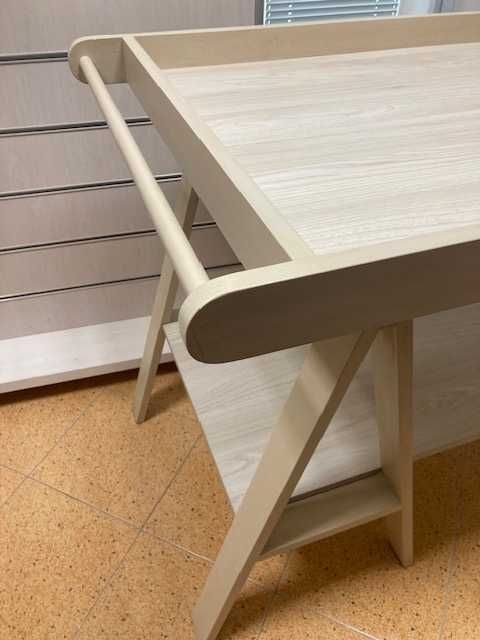 Експозиционна маса за магазин с долен рафт 150×80 см