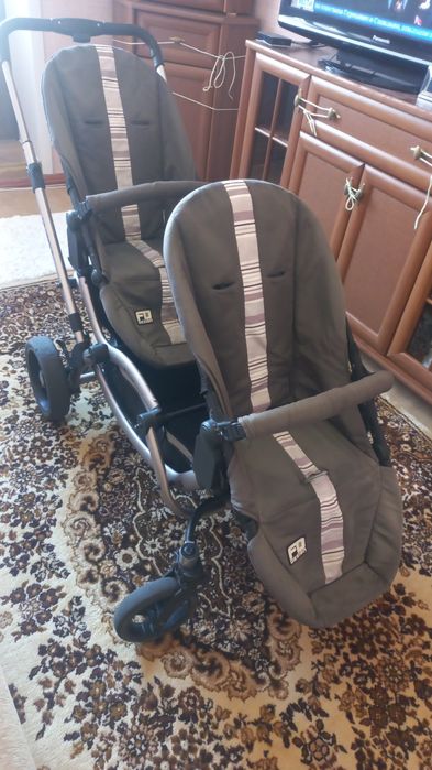 Детская коляска для двойняшек.