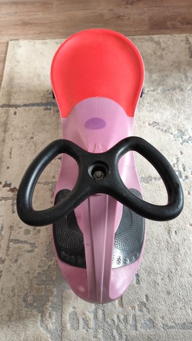 Бибикар, толокар, едет без ног