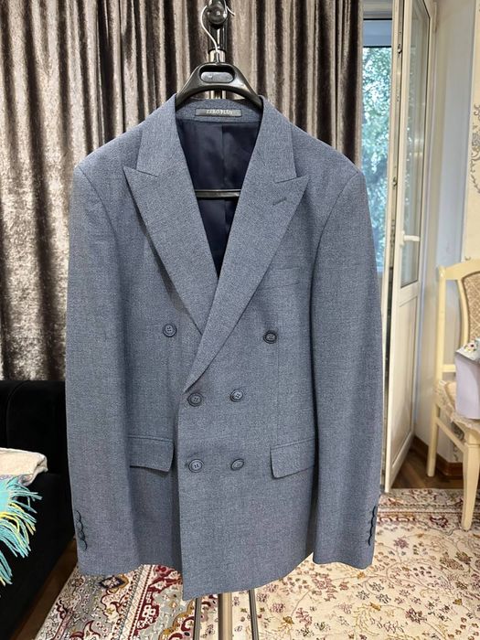 Двубортный костюм