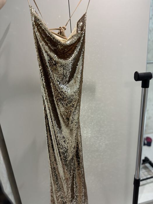 Невероятна пайетена златна рокля