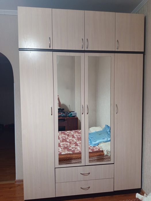 Шкафы и кровати  недорого продам срочно