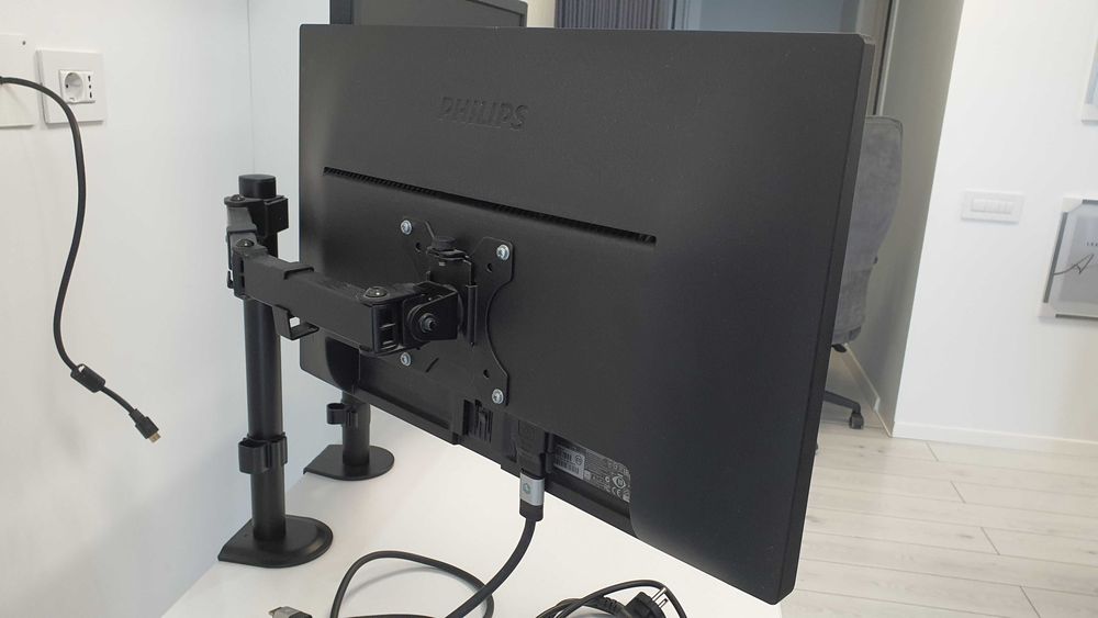 Vand suport reglabil de birou pentru monitor 13''-32'', negru, din metal, in stare excelenta